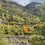 Lejlighed Calmfranc Atico Abuhardillado Con Vistas Al Rio Y La Montana Avistamiento De Ciervos En Pueblo Canfranc
