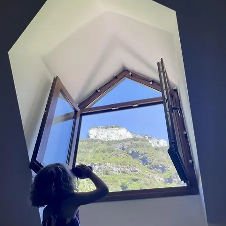 Calmfranc Atico Abuhardillado Con Vistas Al Rio Y La Montana Avistamiento De Ciervos En Pueblo Canfranc