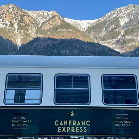 Calmfranc Atico Abuhardillado Con Vistas Al Rio Y La Montana Avistamiento De Ciervos En Pueblo Canfranc