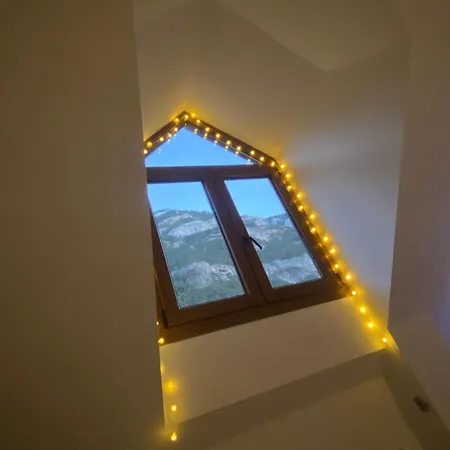 Calmfranc ático Abuhardillado Con Vistas Al Río Y La Montaña Avistamiento De Ciervos En Pueblo