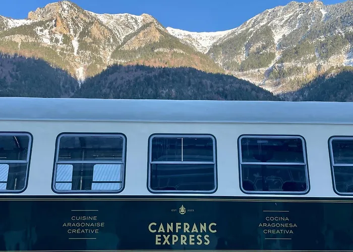 Calmfranc Atico Abuhardillado Con Vistas Al Rio Y La Montana Avistamiento De Ciervos En Pueblo Canfranc