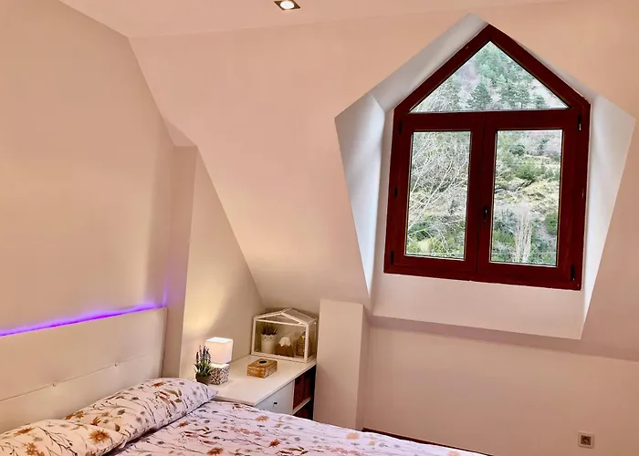 Calmfranc Atico Abuhardillado Con Vistas Al Rio Y La Montana Avistamiento De Ciervos En Pueblo Canfranc