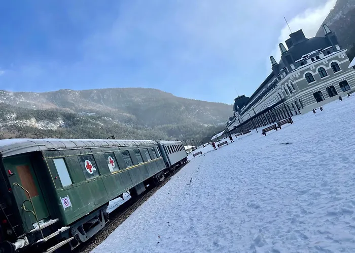 Calmfranc Atico Abuhardillado Con Vistas Al Rio Y La Montana Avistamiento De Ciervos En Pueblo Canfranc